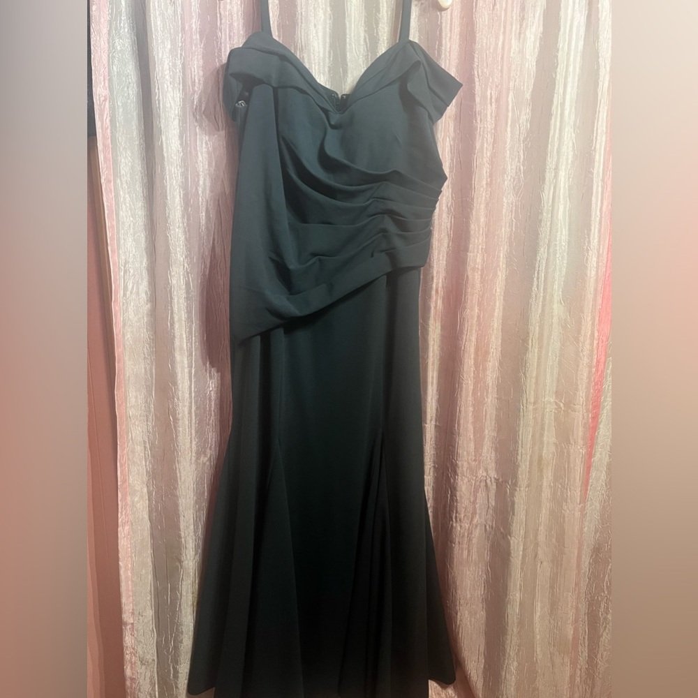 Size 20 formal dresss. Great for a Bridesmaid or Prom. Mermaid style